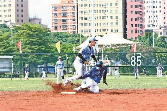 2019“光明杯”慢速垒球友谊邀请赛现场,运动员激烈角逐。