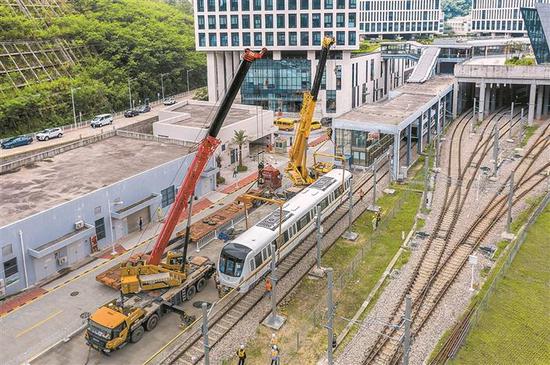 昨日，地铁2号线三期工程首次两组列车运抵深云车辆段。