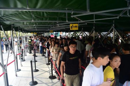 3 国庆假期，参观深圳博物馆的游客数量众多，大家在入口处有序排队。深圳晚报记者 冯明 摄