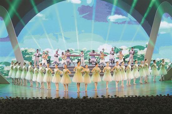 昨晚，2019年全国中小学班级合唱展示活动在深圳开幕。 深圳特区报记者 程海昆 摄