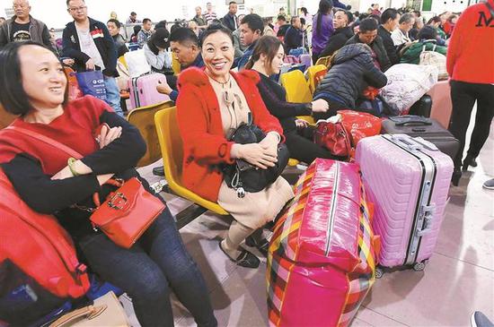 深圳西站候车室，正在等车准备返乡的旅客。 深圳商报记者 廖万育 摄