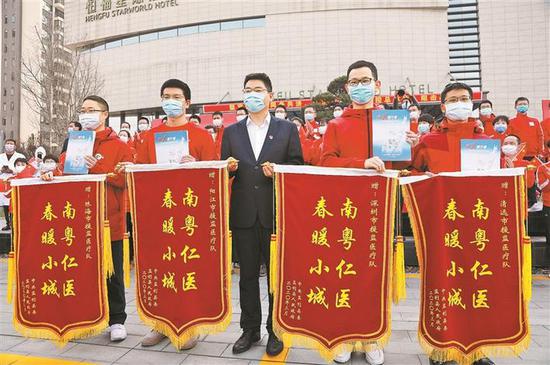 监利县县长韩旭代表县委县政府向深圳、珠海、清远、阳江医疗队赠送锦旗。