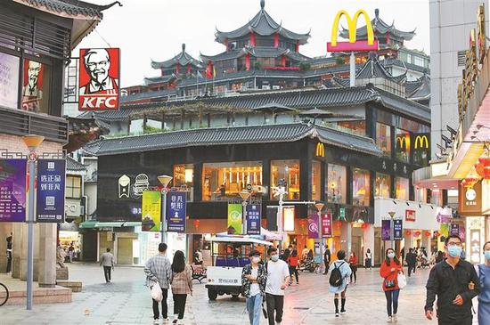 2020年5月,经历疫情的东门老街恢复了往日的喧嚣繁华。