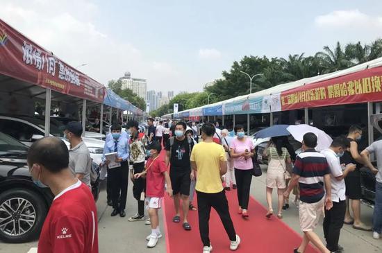 品牌车商现场展销,吸引了不少市民到场了解