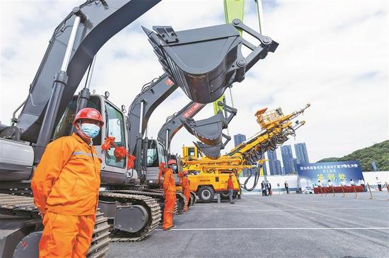 ▲深汕铁路和机荷高速改扩建项目开工仪式现场。