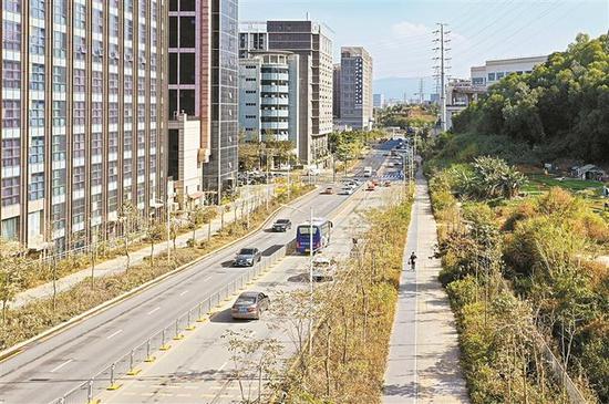 甘李二路作为龙岗区吉华街道的城市主干道,与周边3个工业园、5个小区居民的日常出行息息相关。短短400余米,多年来如鲠在喉,是居民迫切想要疏通的“断头路”。新的道路现已投入使用,里程虽不长,但打通之后效果十分显著。