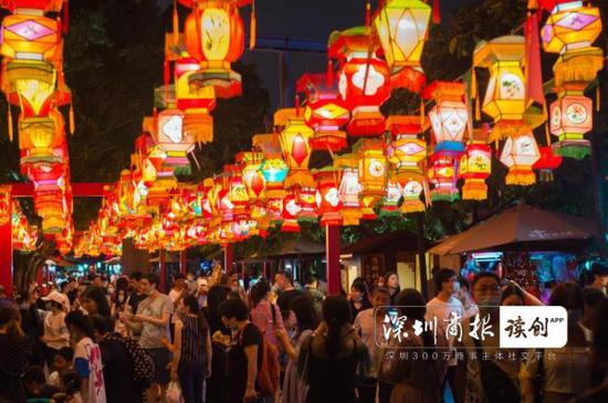 ⇑巨型花灯让锦绣中华变成人间仙境。