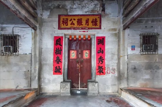 上图为东门老墟古井,下图为湖贝村怀月张公祠。图源:罗湖发布