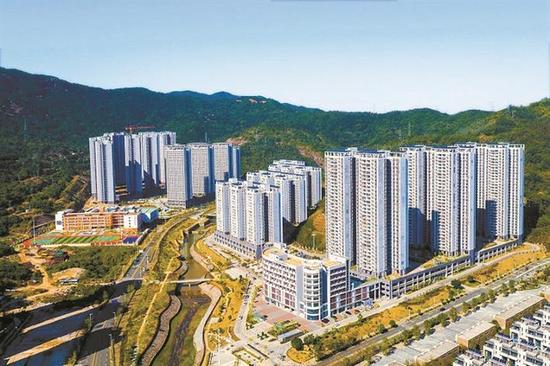 大鹏新区以高档社区的标准建成坝光安置区。全体坝光社区原居民通过整体搬迁改善居住环境,提前步入小康社会。