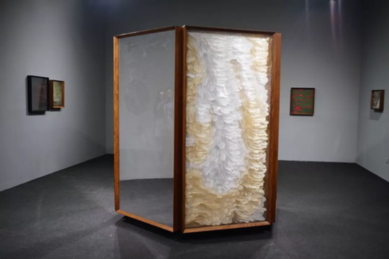 　　毛里奇奥·唐载礼，《全景视窗》，尺寸可变，镜子、树脂玻璃、木板，2018