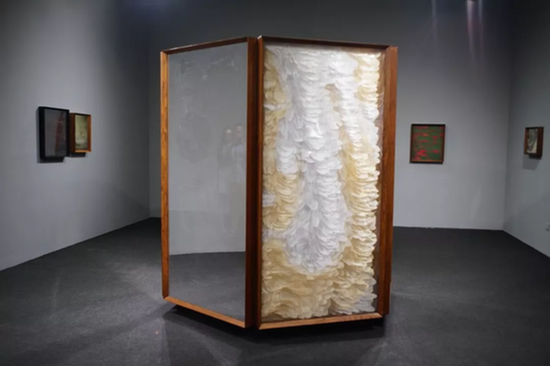 毛里奇奥·唐载礼,《全景视窗》,尺寸可变,镜子、树脂玻璃、木板,2018