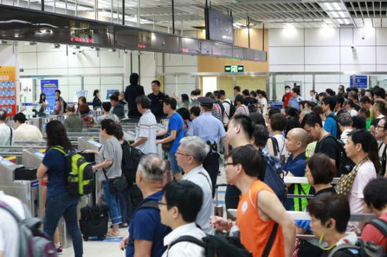 ▲自助通道前排满了旅客，据统计，深圳湾口岸旅客自助通关率占比近 7 成