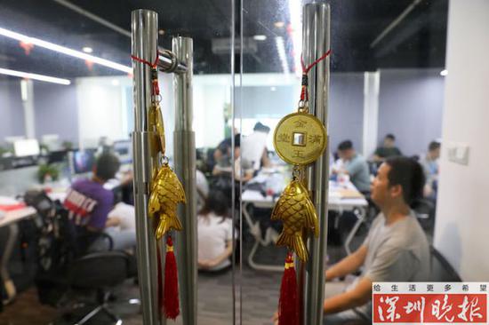 ▲ " 深圳前海第一网络科技有限公司 " 门上挂着金元宝。