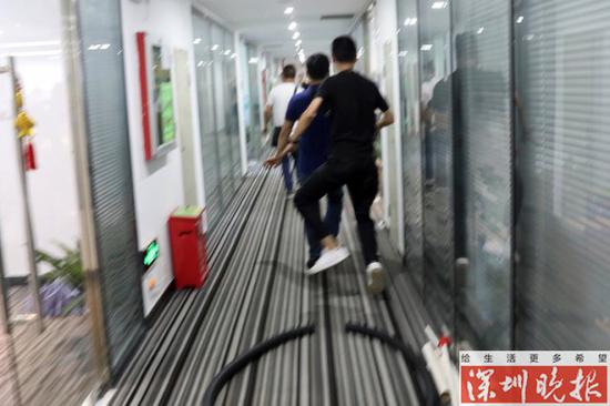 ▲执法人员冲进 " 深圳前海第一网络科技有限公司 "。