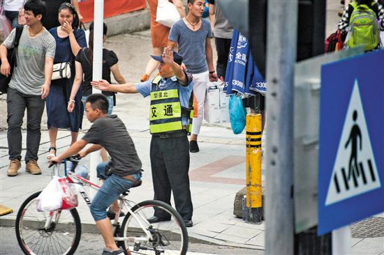 深圳华强北行人多,过马路时很多人不按信号灯通过 王磊 摄