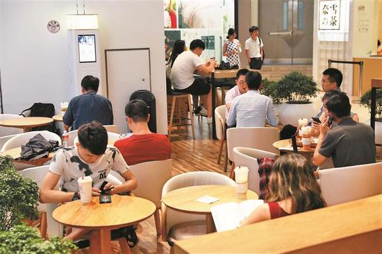 年轻人在福田区某网红奶茶店休息、聊天。 深圳晚报见习记者 杨少昆 摄