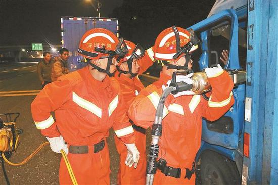 ▲消防官兵利用破拆工具解救被困司机。