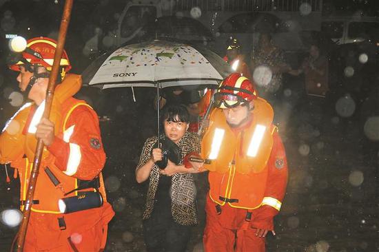 ▲龙岗消防大队官兵冒雨连夜紧急疏散被困群众。