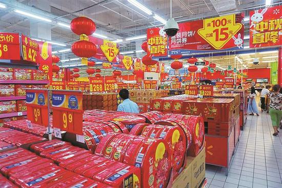 ▲在某大型超市,各式月饼均摆放在显眼位置。 深圳晚报记者 李超 摄