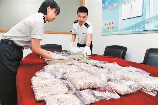 深圳海关查获的走私珍珠。