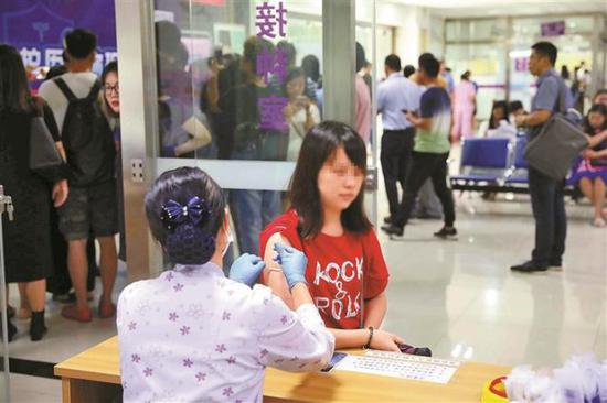 ▲市民正在接种 HPV 疫苗。 深圳晚报记者 杨少昆 摄