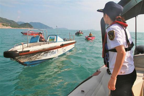 大亚湾海事局组织救援船只将搁浅小船拖回。