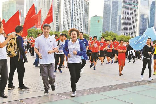  深圳市副市长吴以环（右）和深圳市文体旅游局副局长韩星元领跑。