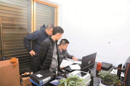 警方在蒋某龙办公地点搜查。