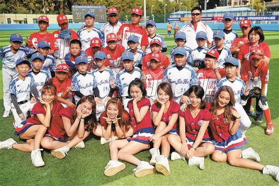 ▲CT Girls队员的加油助威，让海棒赛总决赛现场气氛更热烈。深圳晚报记者 冯明 摄