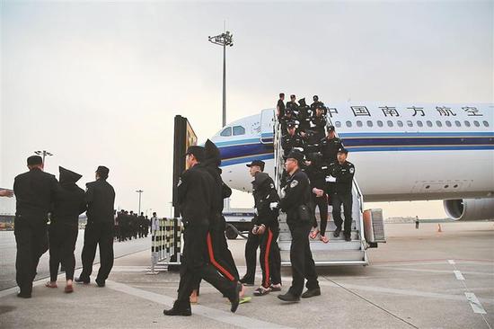 押解电信网络诈骗嫌疑人回国的包机在广州白云机场降落。