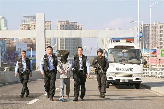 ▲深圳警方向香港移交尖沙咀弥敦道持枪抢劫案嫌疑人。