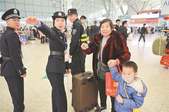 ▲1月21日，深圳北站警务人员给旅客积极提供帮助。 深圳晚报记者 陈玉 摄