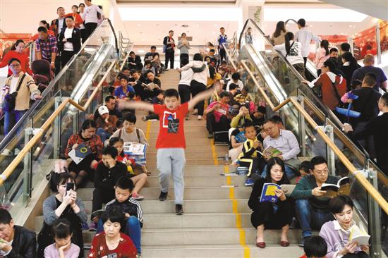 大年初一，许多深圳市民来到深圳中心书城，与书籍一起度过新年第一天 羊城晚报记者 王磊 摄