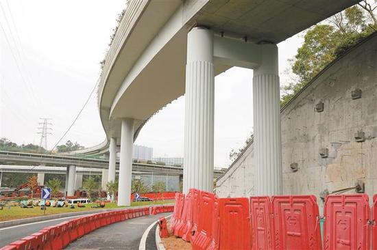 坂银通道工程采用特色“罗马立柱”。 深圳晚报记者 杨少昆 摄