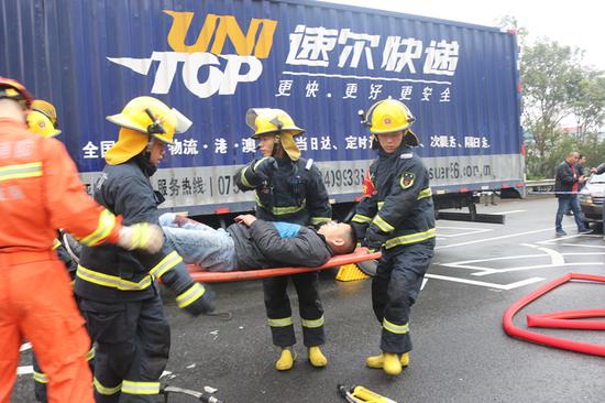▲消防队员在现场成功将被困司机救出。