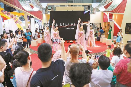 市民在甘肃馆观看特色舞蹈。 深圳晚报记者 杨少昆 摄