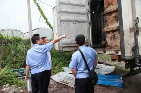 为赚差价,铤而走险偷运 “ 红油 ” 入境
