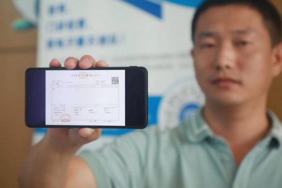 ▲深圳首张医疗收费电子票据在南医大深圳医院正式开出。