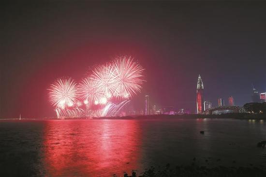1 璀璨的焰火在美丽的深圳湾畔绽放。