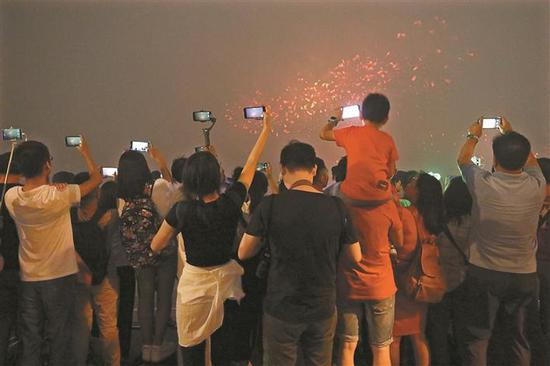 4 市民观看焰火晚会。 本版图片均由深圳晚报记者杨少昆 陆颖 摄