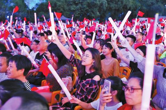 龙华区首届文化音乐节——音乐嘉年华“民谣音乐会”在观澜版画村外广场唱响。 深圳晚报见习记者 张焱焱 通讯员 林佳曼 摄