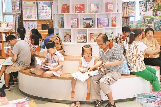 5 家长带着孩子来到深圳书城罗湖总店，享受美好的假期时光。深圳晚报见习记者 张焱焱 摄
