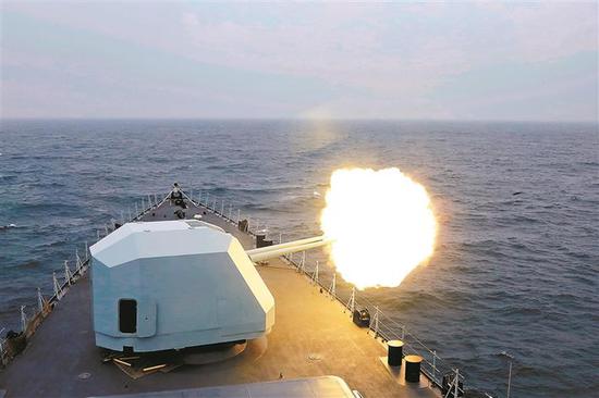 深圳舰主炮打击“敌”海上目标。
