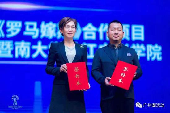 图为代表暨南大学珠江电影学院签约的卫铁导演（右）和广州市荔湾区委宣传部领导在签约后合影。