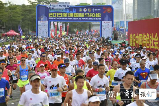 2019年深圳国际马拉松比赛现场 摄影/韩墨