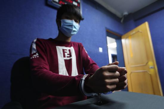 抓他人口罩_戴口罩的卡通图片(2)
