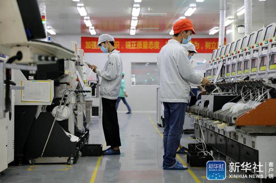 工人在位于广东深圳光明区的欣旺达电子股份有限公司生产车间作业