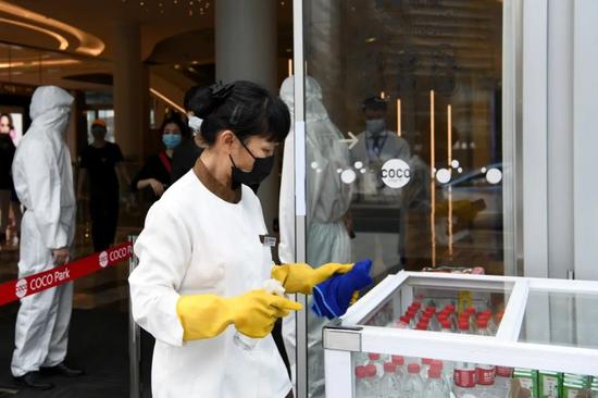 2月29日，商场保洁人员对“无人冰柜”进行清洁和消毒。新华社记者 梁旭 摄