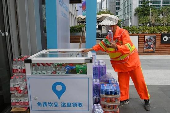 2月29日，一位环卫工人从“无人冰柜”里领取饮料。新华社记者 梁旭 摄