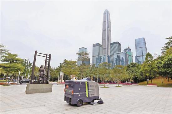 环卫保洁智能化作业，无人驾驶小型机扫清扫广场。